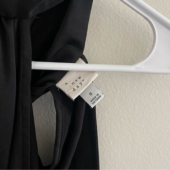 A new day tie halter top - Picture 4 of 4